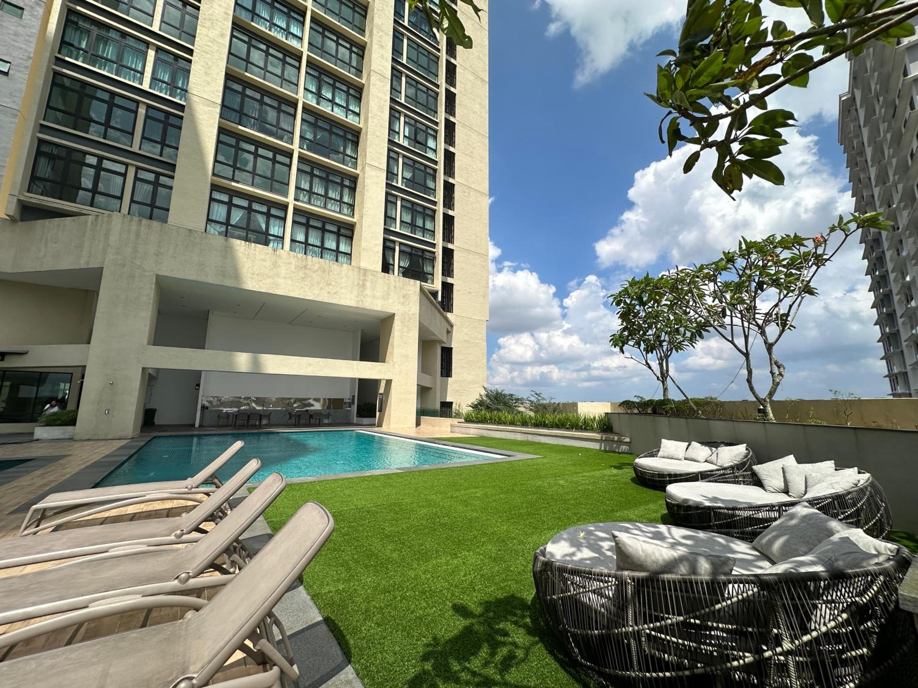 Peachy Poolview Paradise @ Paradigm Mall *10-12pax