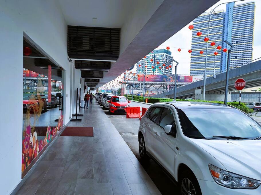 M Vertica, KL City_TRX views & 2 MRT stations away
