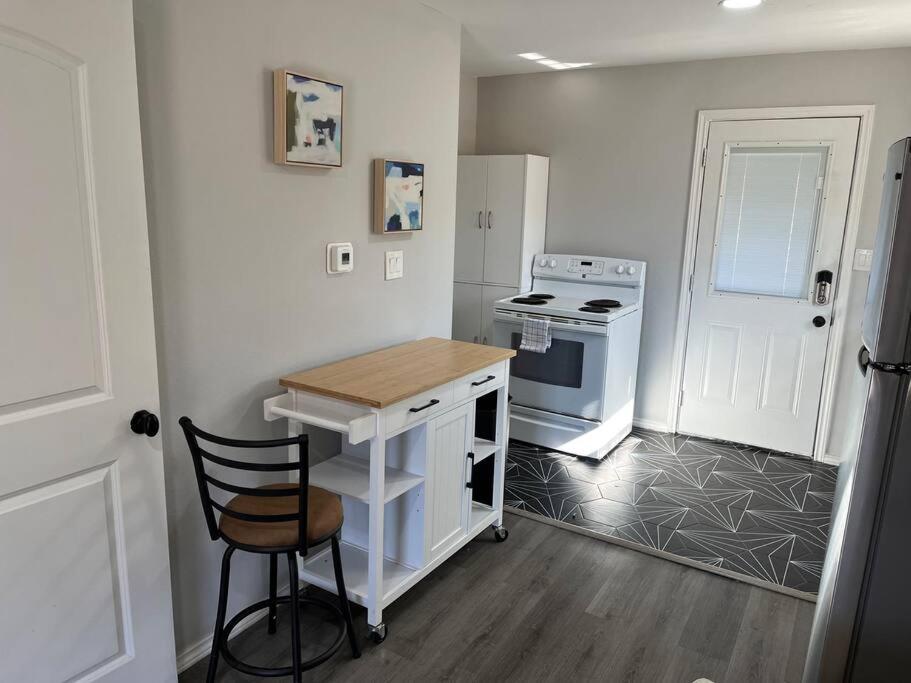 Quaint 1 bd close to downtown view 2