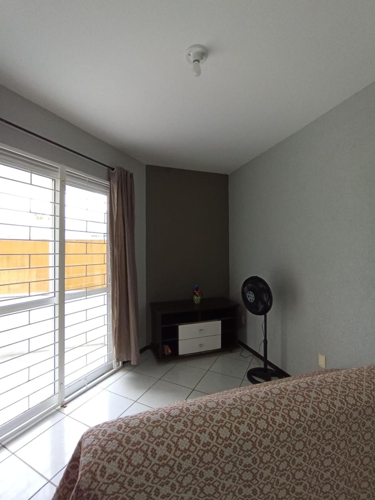 Apartamento térreo à 50 metros da praia dos Ingleses