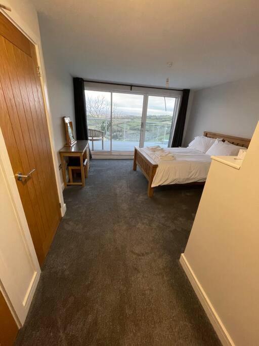 Dog friendly, Roof top hot tub, Panoramic views. view 3