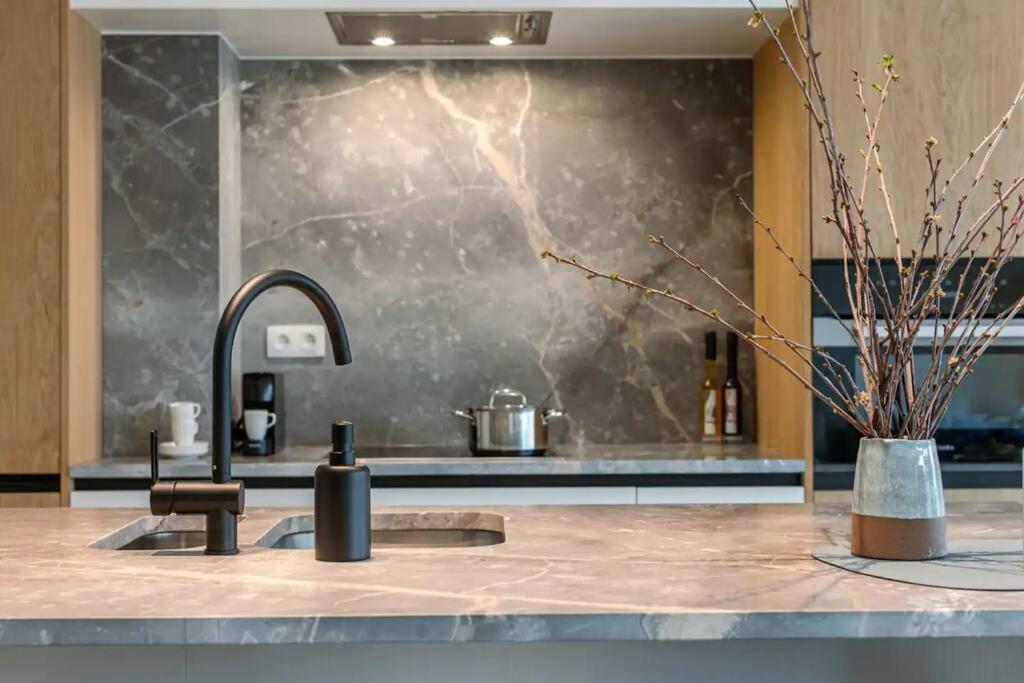 Lush 3bed/3bath penthouse w deck