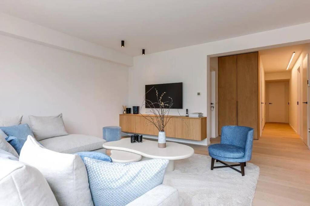 Lush 3bed/3bath penthouse w deck