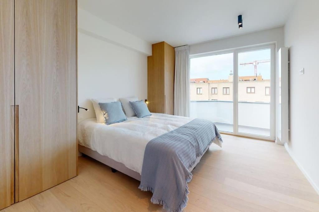 Lush 3bed/3bath penthouse w deck