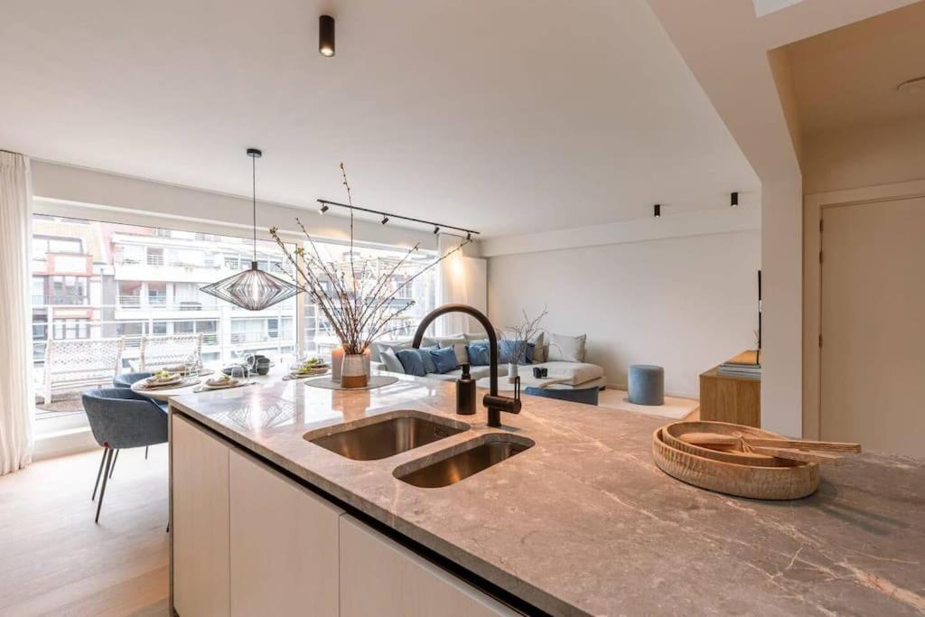 Lush 3bed/3bath penthouse w deck
