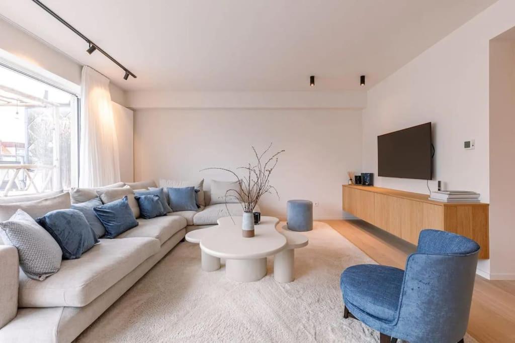 Lush 3bed/3bath penthouse w deck