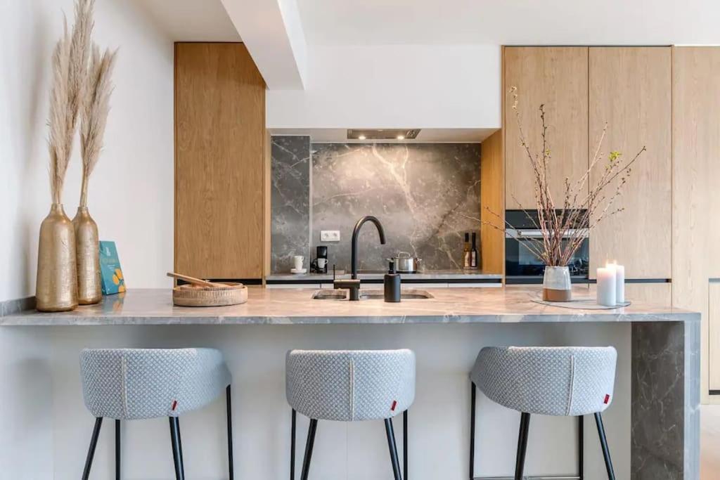 Lush 3bed/3bath penthouse w deck