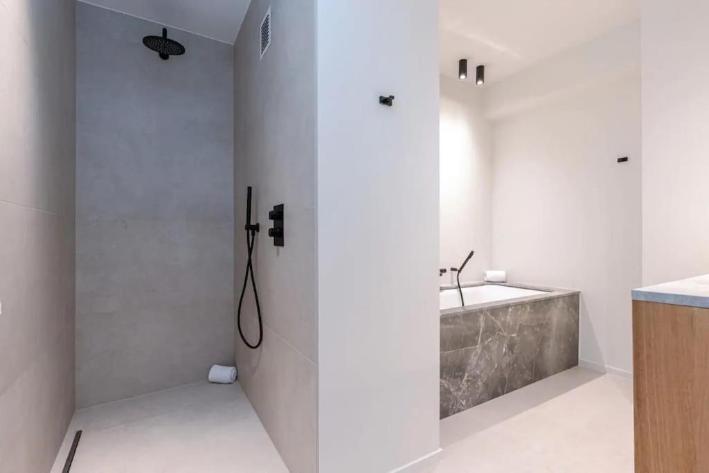 Lush 3bed/3bath penthouse w deck