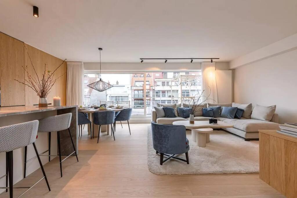 Lush 3bed/3bath penthouse w deck