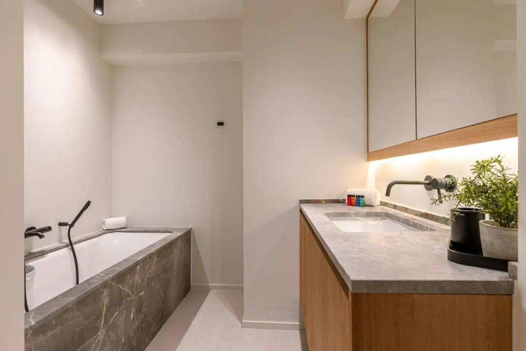 Lush 3bed/3bath penthouse w deck