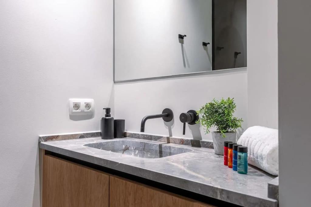 Lush 3bed/3bath penthouse w deck
