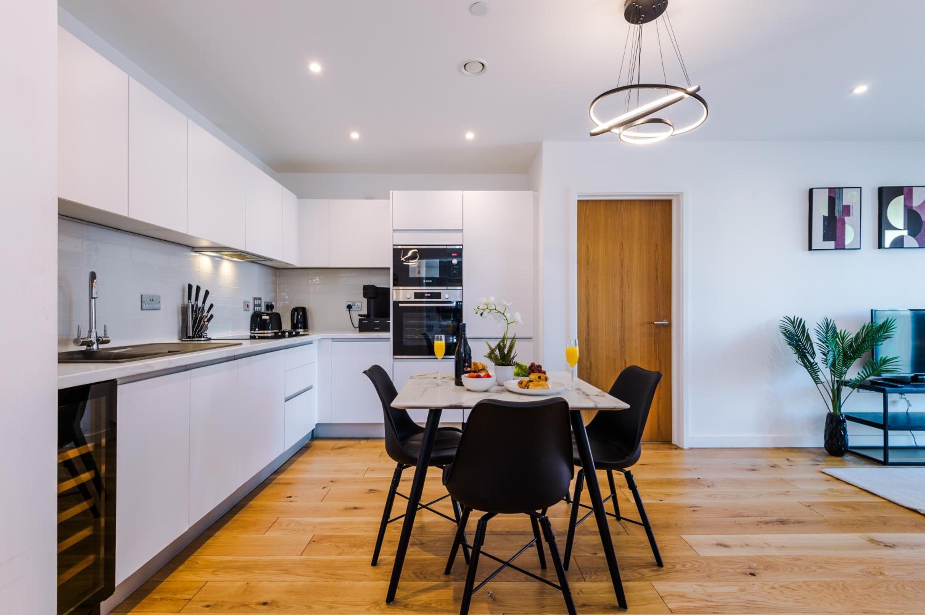 Axium City Suite, Sleeps 6, Central Location & High-Speed Wi-Fi view 3