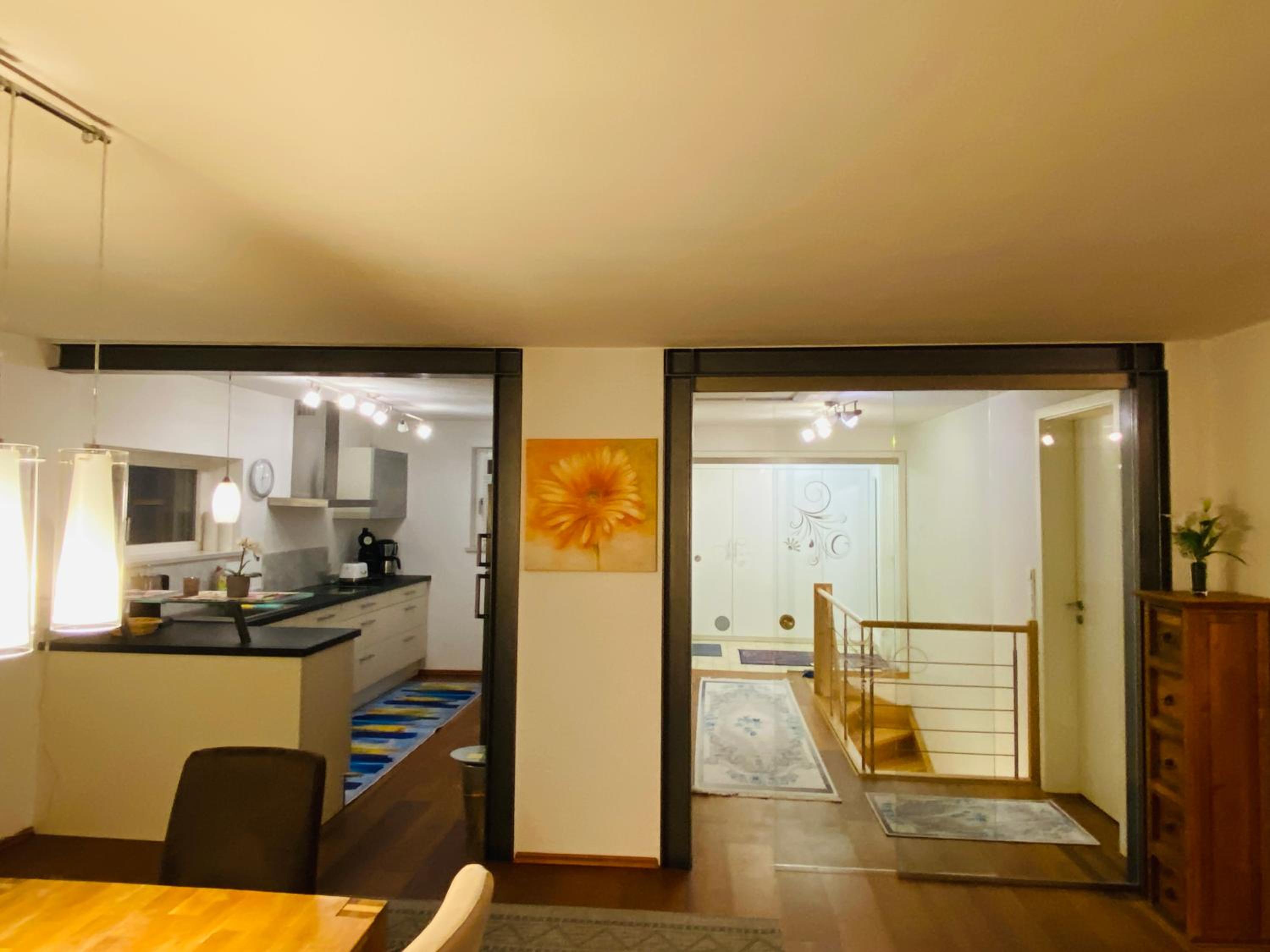 FeWo Luxus Wohnung im eigenen Ferienhaus, 120 qm, Nähe Regensburg mit Balkon, Terrasse & Garten, gute Zuganbindung