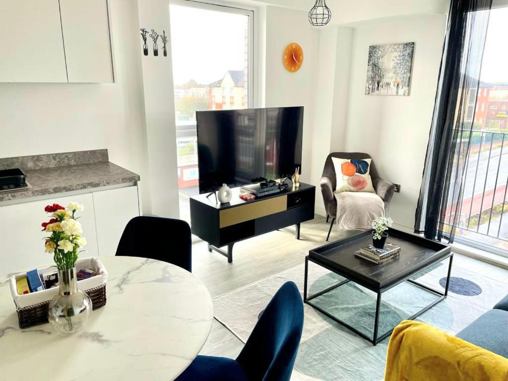 MCR 1BR Getaway with Rooftop Access & Prime Location