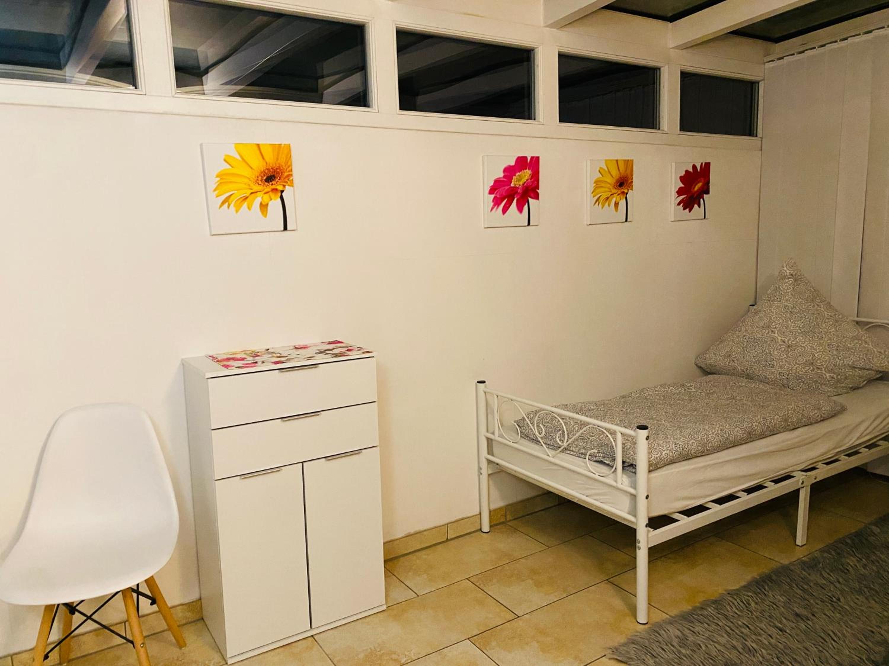 FeWo Luxus Wohnung im eigenen Ferienhaus, 120 qm, Nähe Regensburg mit Balkon, Terrasse & Garten, gute Zuganbindung