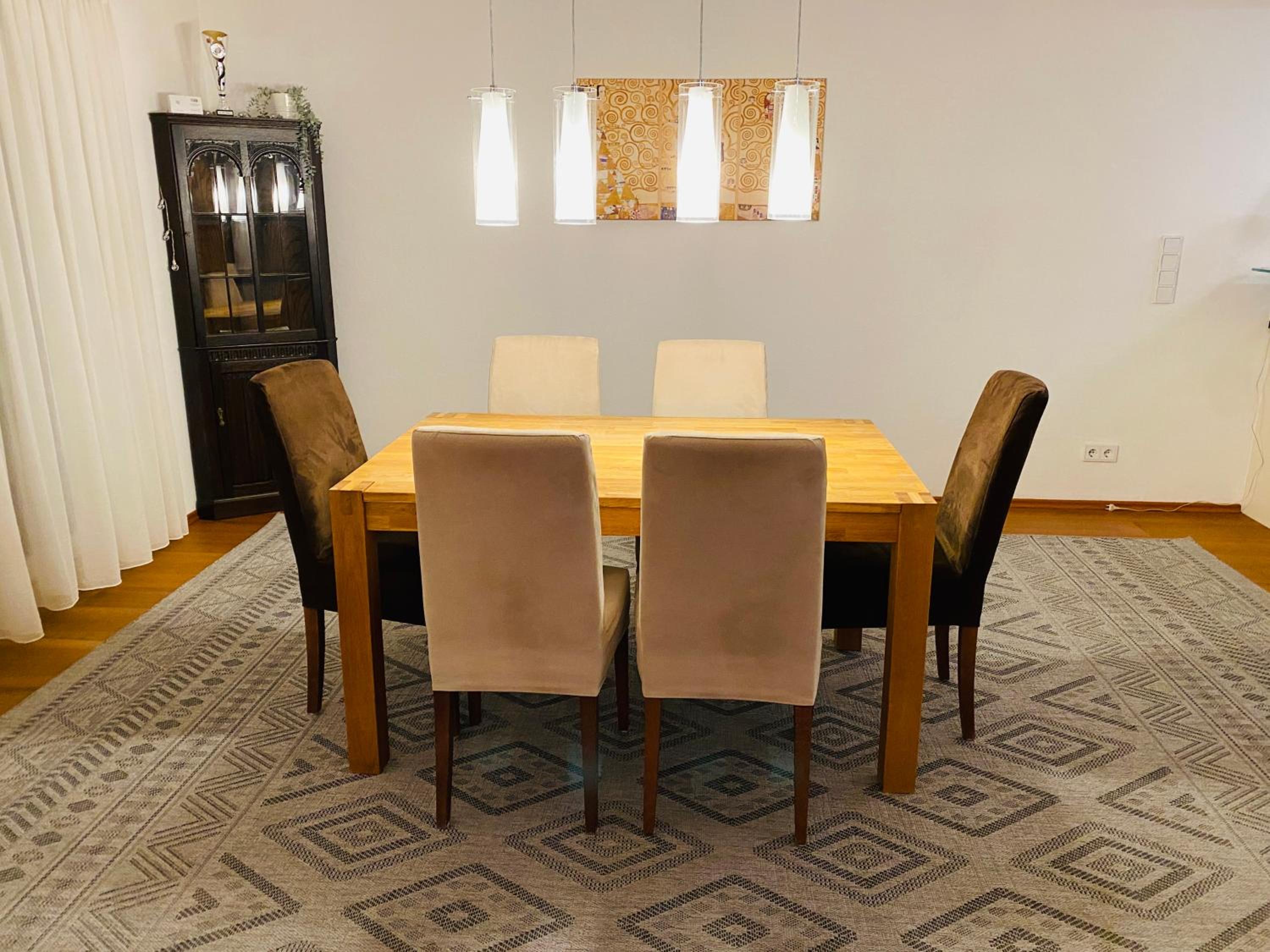 FeWo Luxus Wohnung im eigenen Ferienhaus, 120 qm, Nähe Regensburg mit Balkon, Terrasse & Garten, gute Zuganbindung
