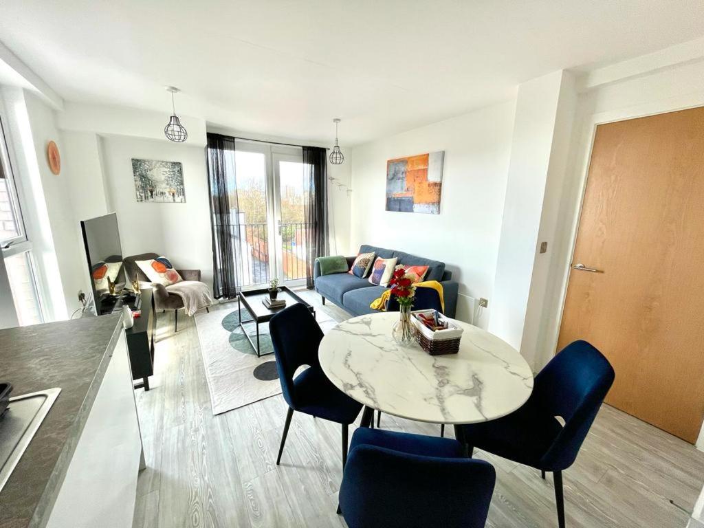 MCR 1BR Getaway with Rooftop Access & Prime Location
