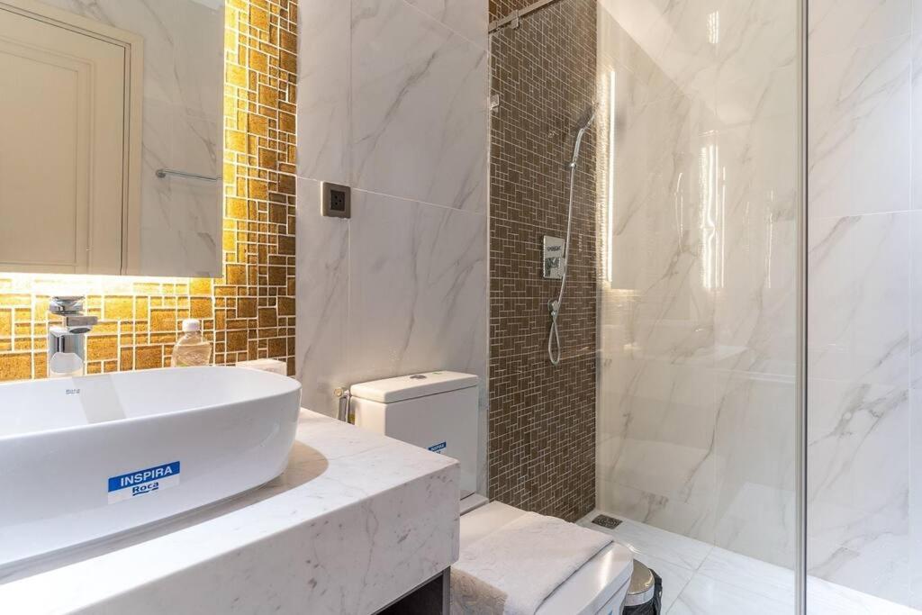 Steps to Vincom/Casino/D1/pool/gym/Netflix/3Beds