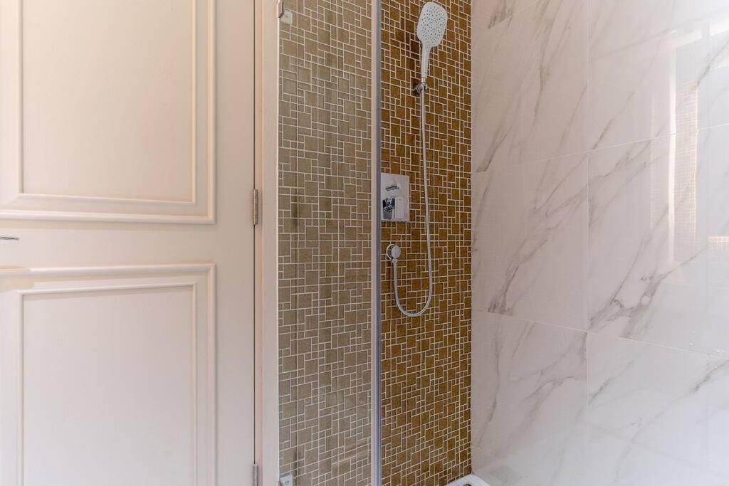 Steps to Vincom/Casino/D1/pool/gym/Netflix/3Beds