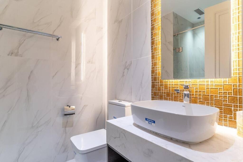 Steps to Vincom/Casino/D1/pool/gym/Netflix/3Beds