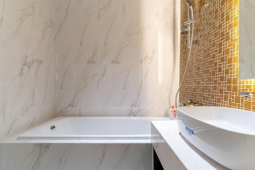 Steps to Vincom/Casino/D1/pool/gym/Netflix/3Beds