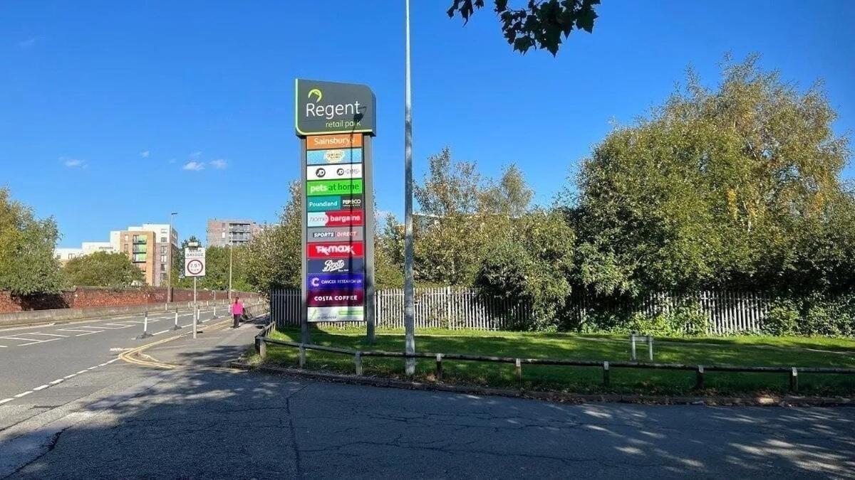 MCR 1BR Getaway with Rooftop Access & Prime Location