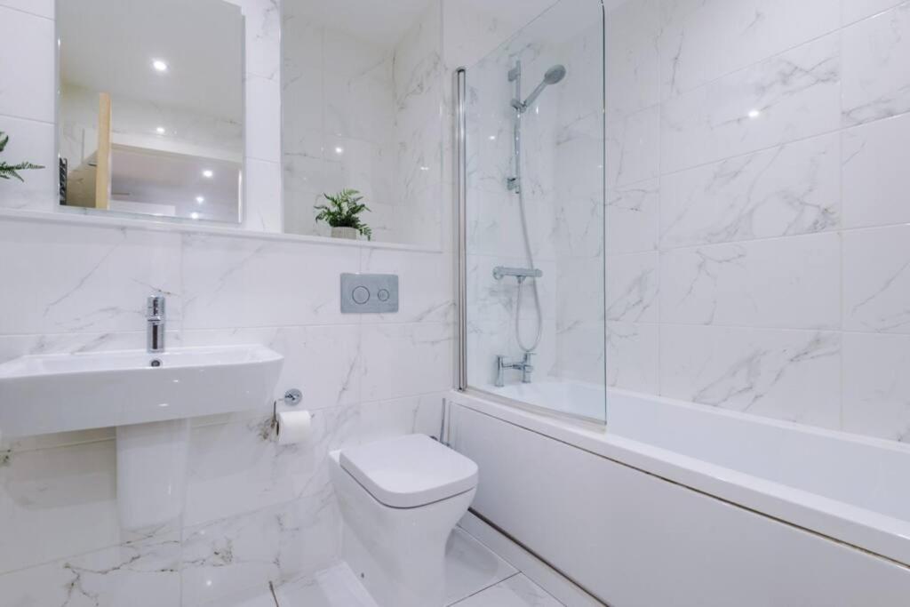 Royal Suite, Sleeps 4, High-Speed Wi-Fi & Luxury Comfort, Perfect for Extended Stays view 4