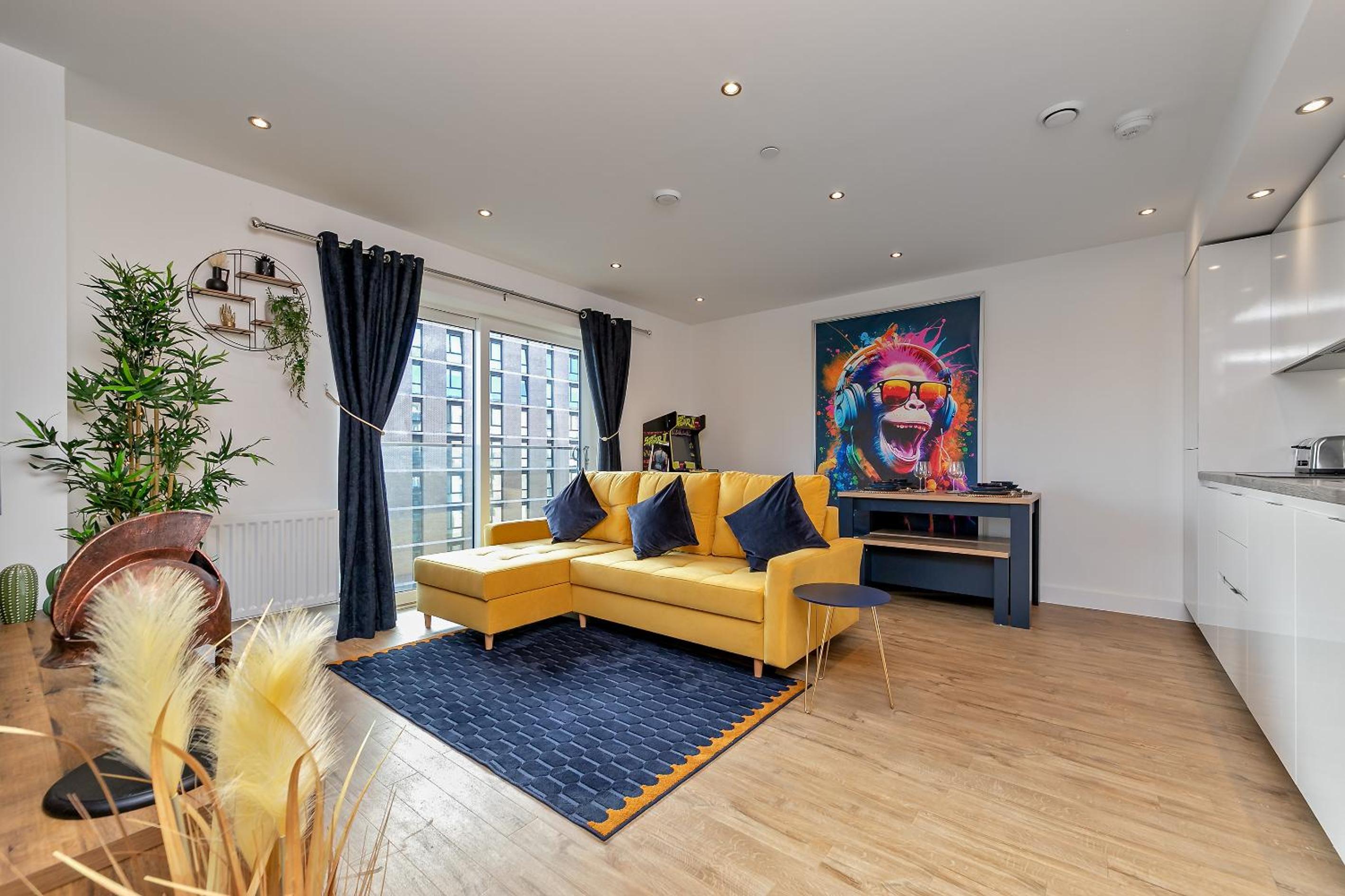 Luxury Apartment-Free Parking-Central Location-Close To Airport, Station & Centre view 4