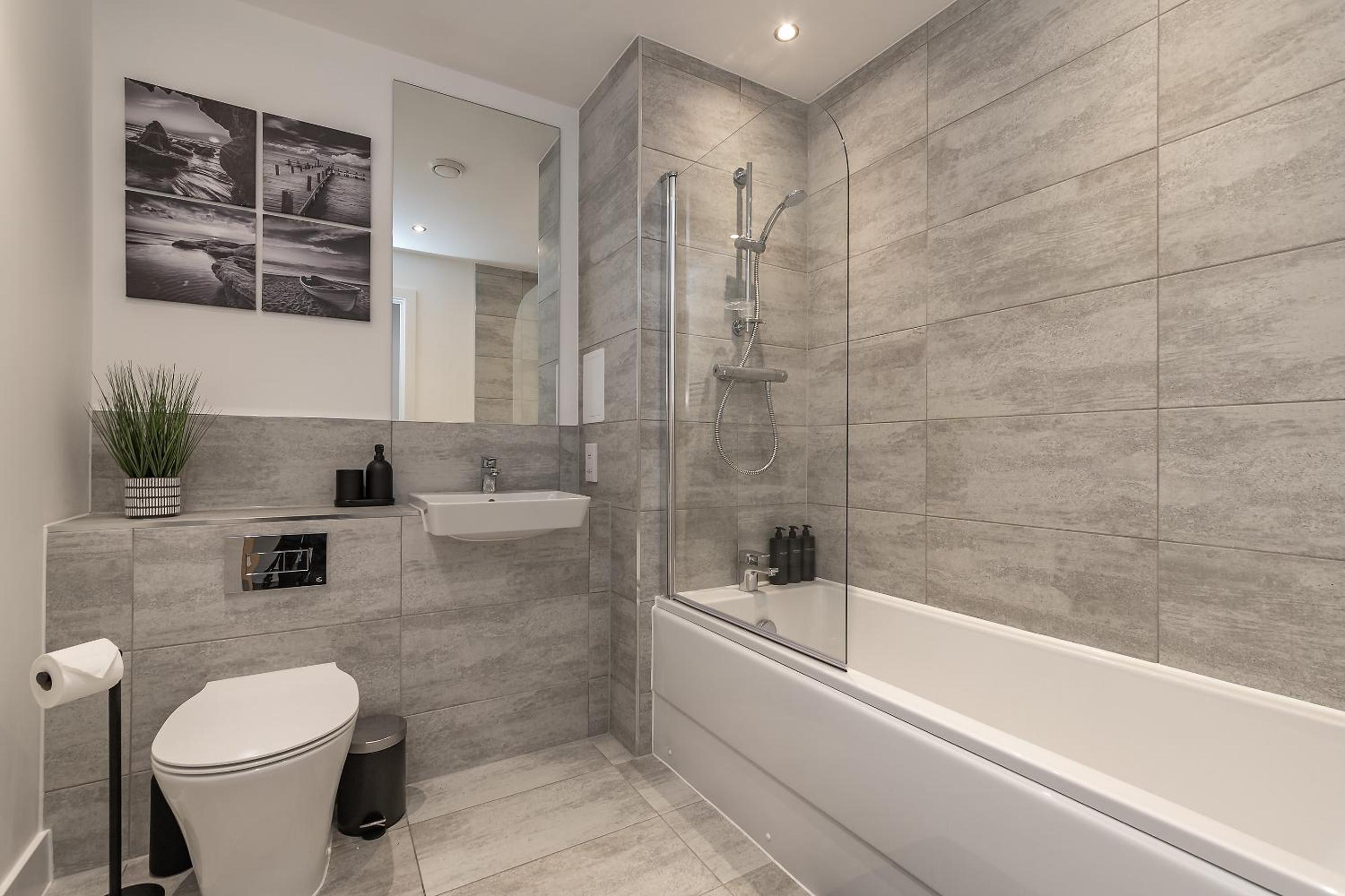 Luxury Apartment-Free Parking-Central Location-Close To Airport, Station & Centre view 3