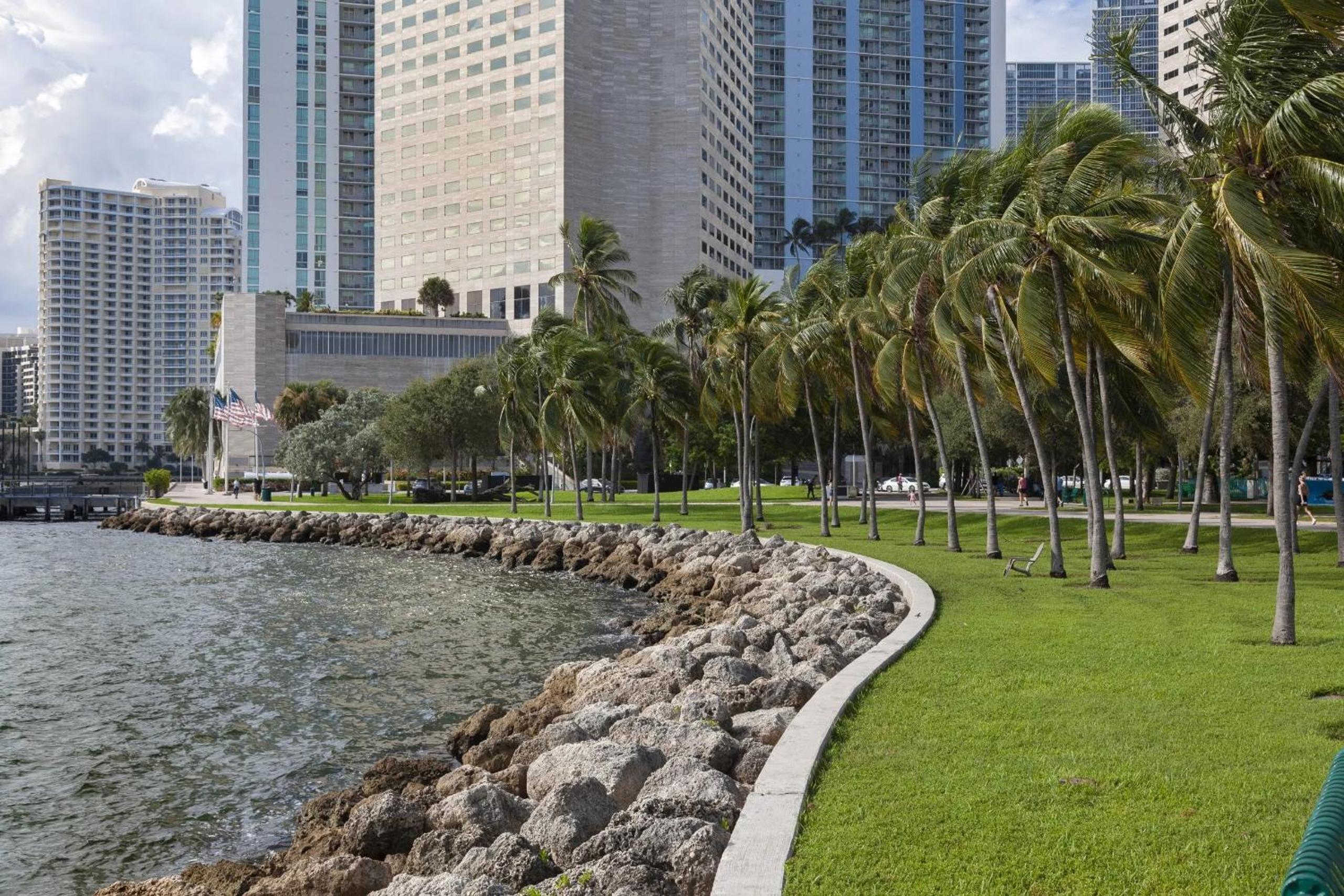 Upscale Brickell 2 bedroom with water views and free parking