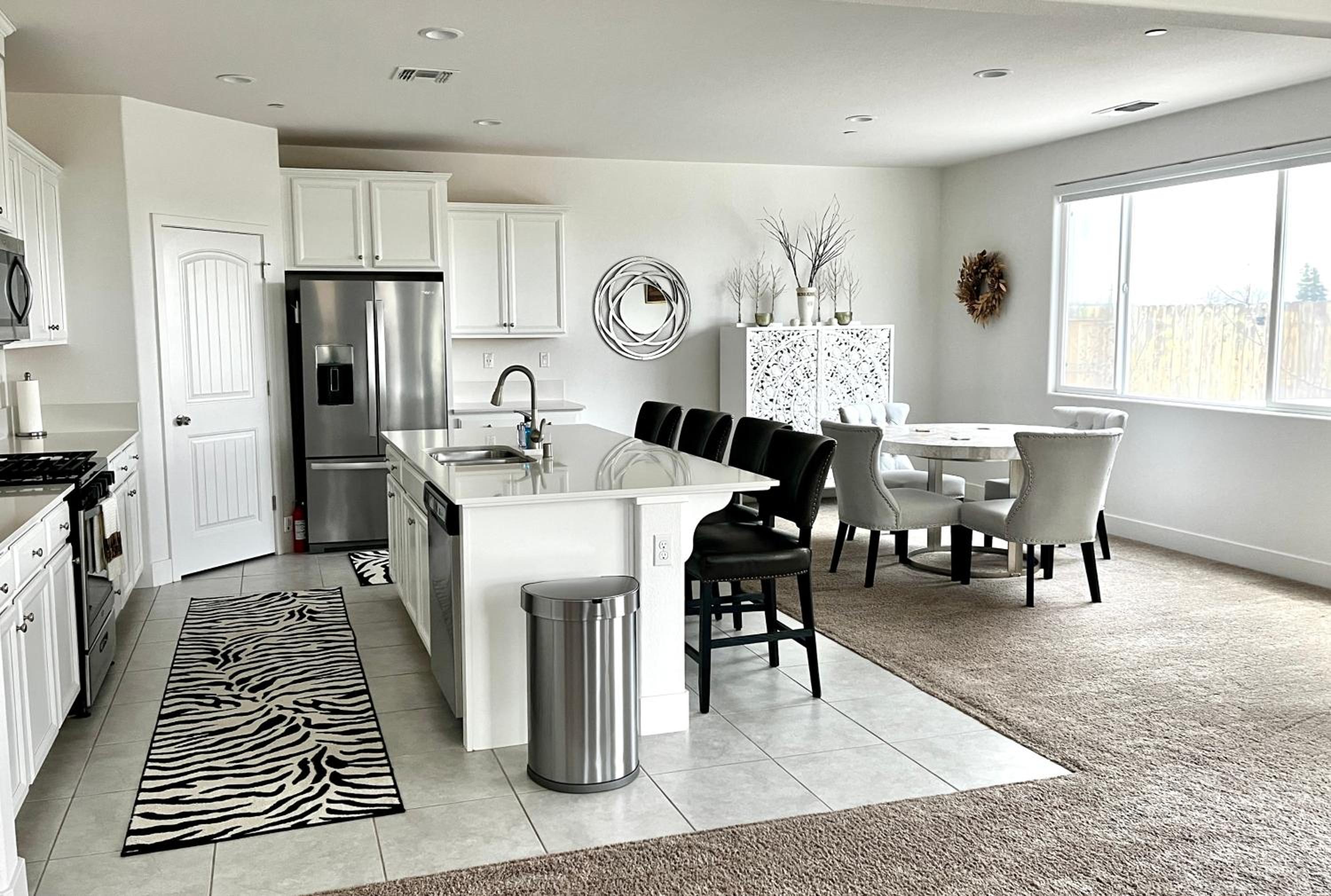 Modern Quiet Ripon Home - Whole House with Garage view 5