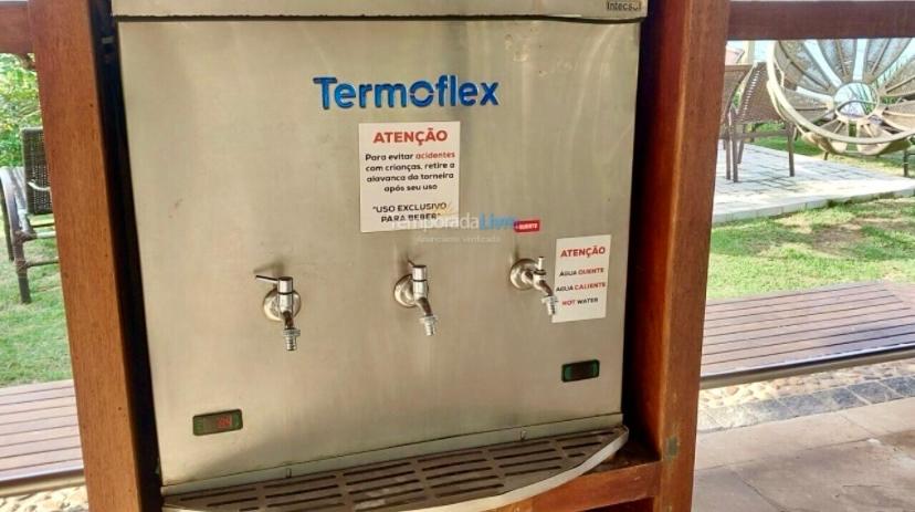 No mar, condomínio pé na areia