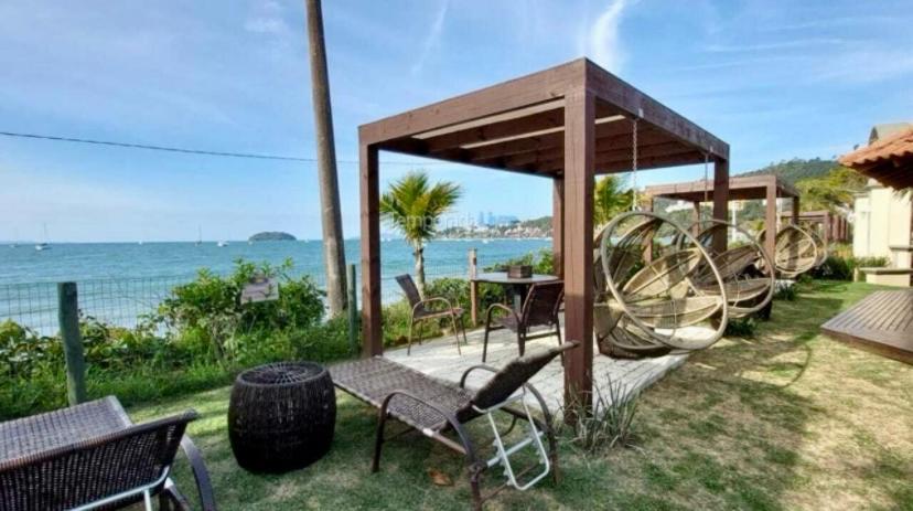 No mar, condomínio pé na areia
