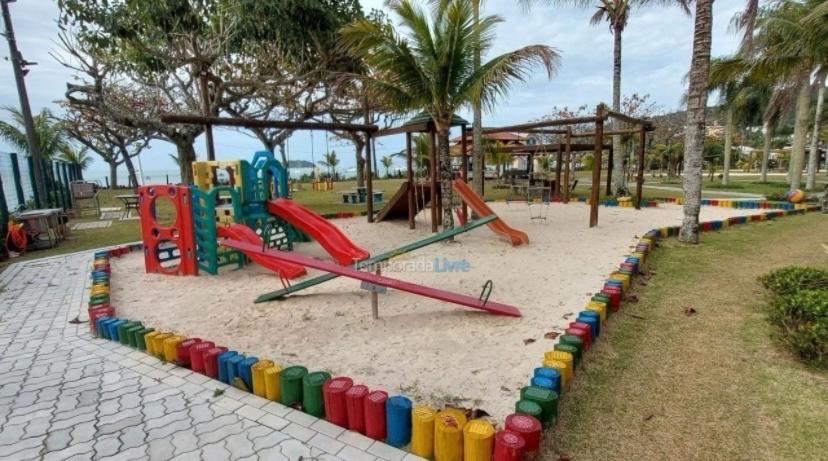 No mar, condomínio pé na areia