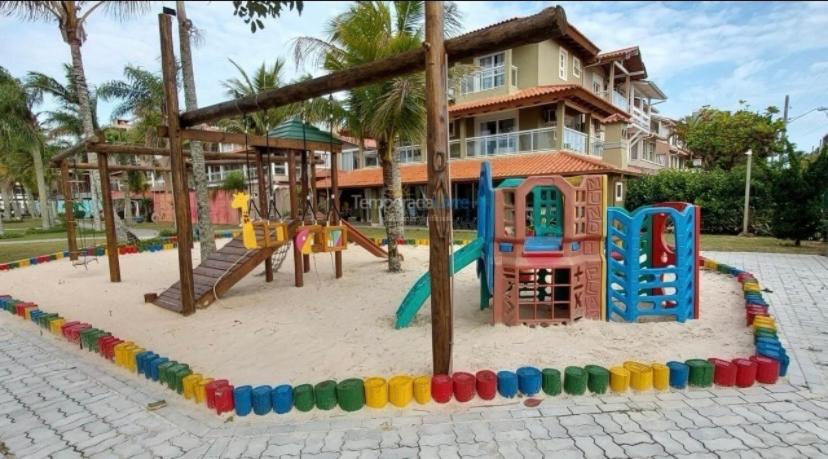No mar, condomínio pé na areia