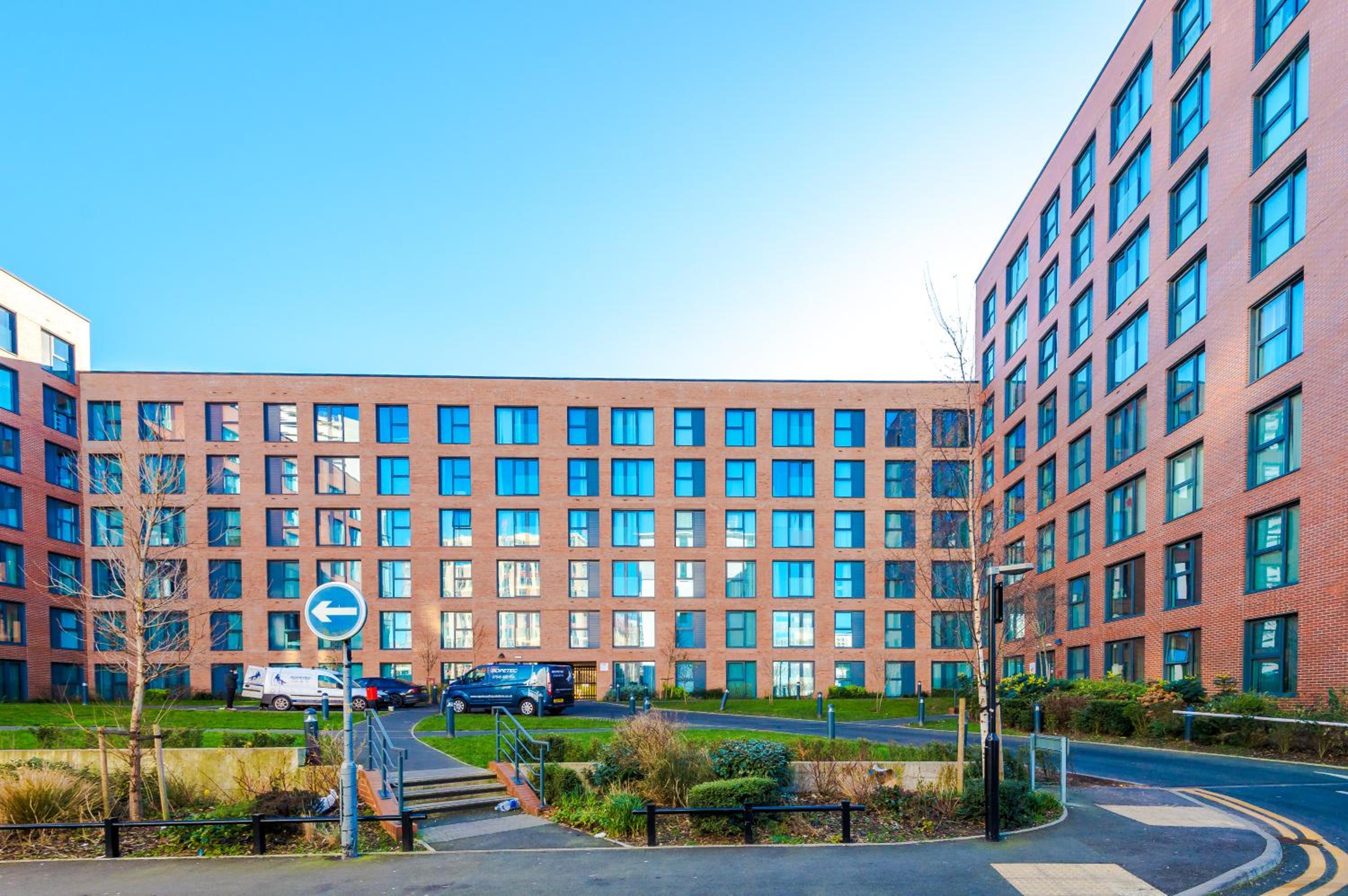 The Windmill Suite, Sleeps 6, Modern Comfort & Fast Wi-Fi, Perfect for Extended Stays