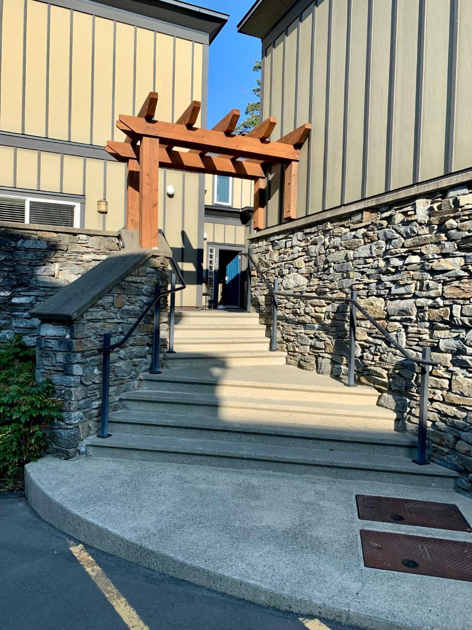 Sooke Harbour Penthouse - Luxurious 4 Bdrm Rental