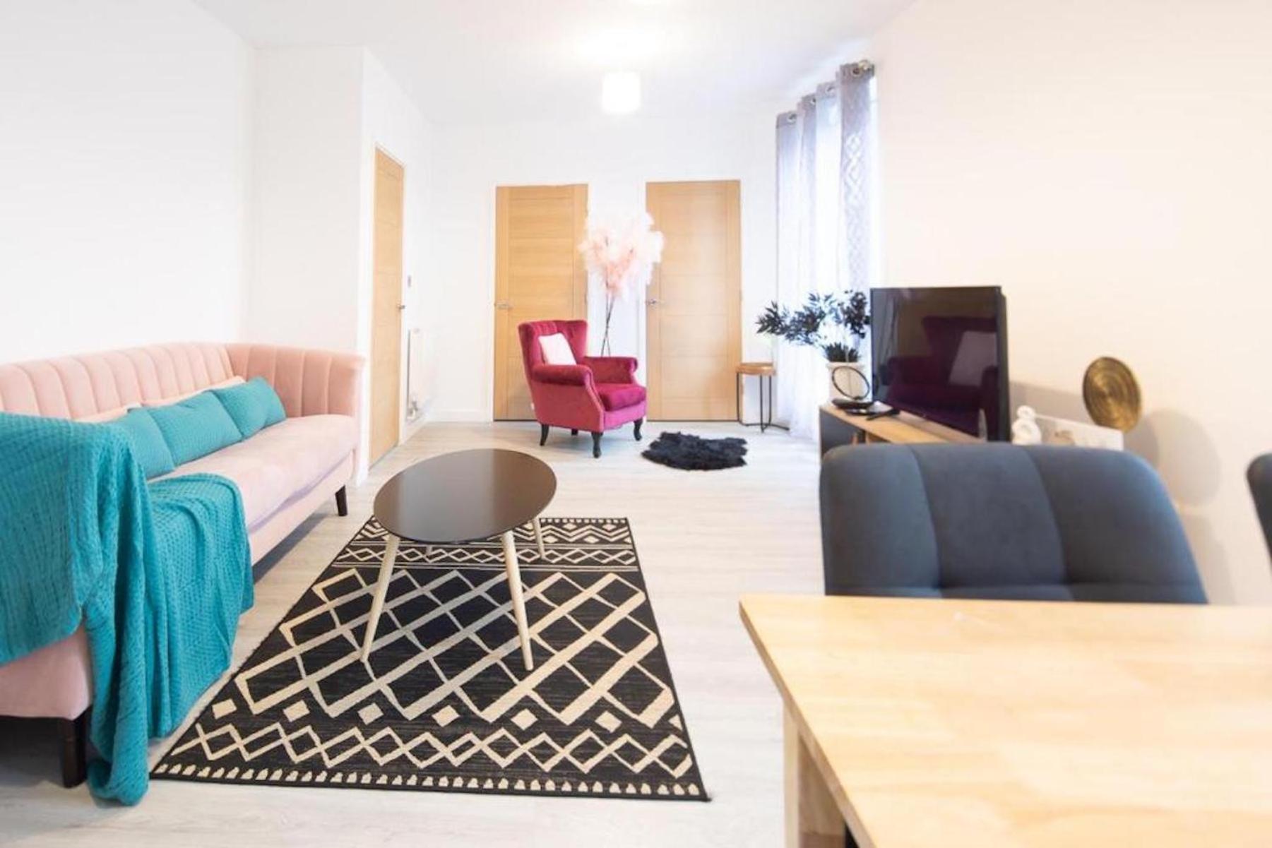 QUARTZ - 2BR apart, with Garden NR Abbey Stadium view 3