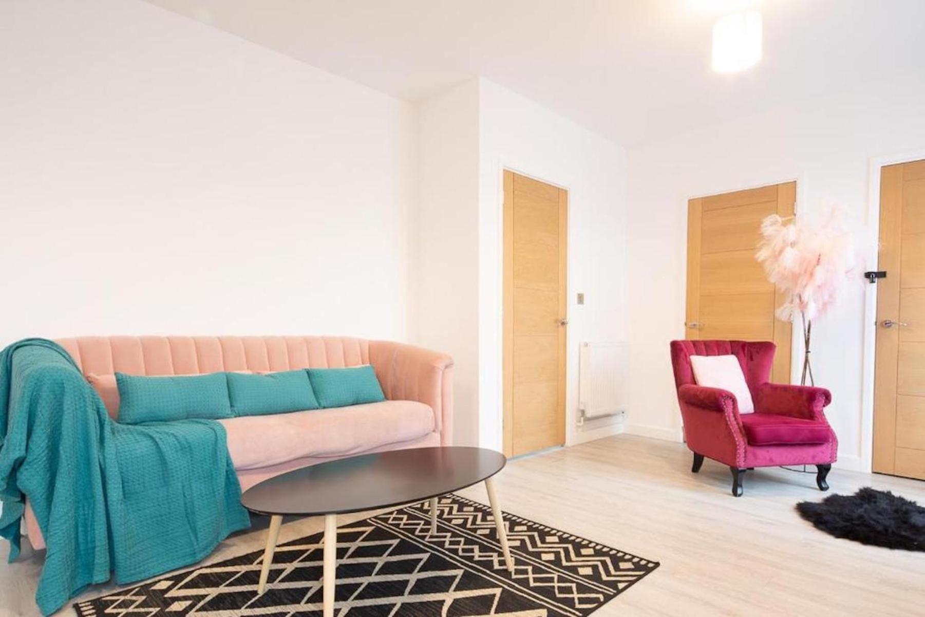 QUARTZ - 2BR apart, with Garden NR Abbey Stadium view 5