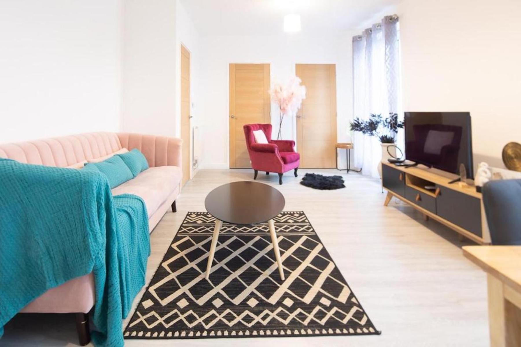 QUARTZ - 2BR apart, with Garden NR Abbey Stadium view 4