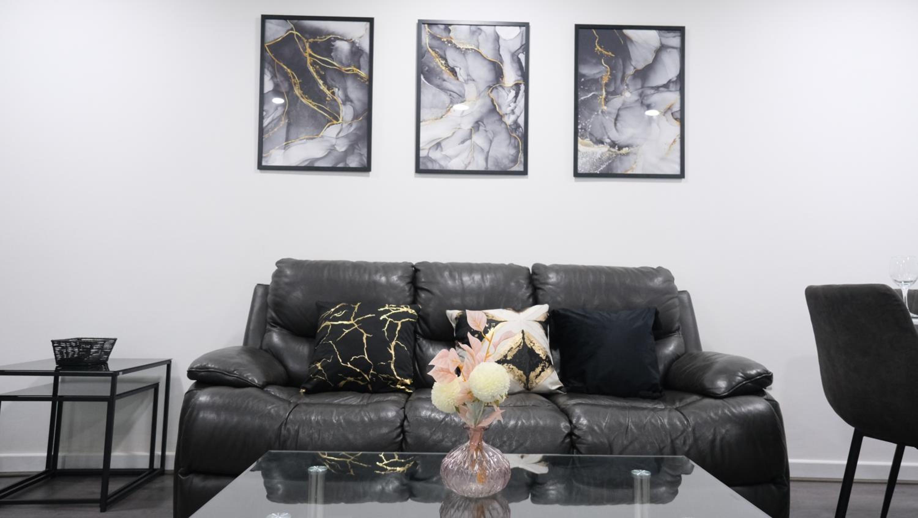 Modernized Three Bedroom House near City Stadium, Attractions, City Centre - Sky n Netflix - Convenient Transport photo 3