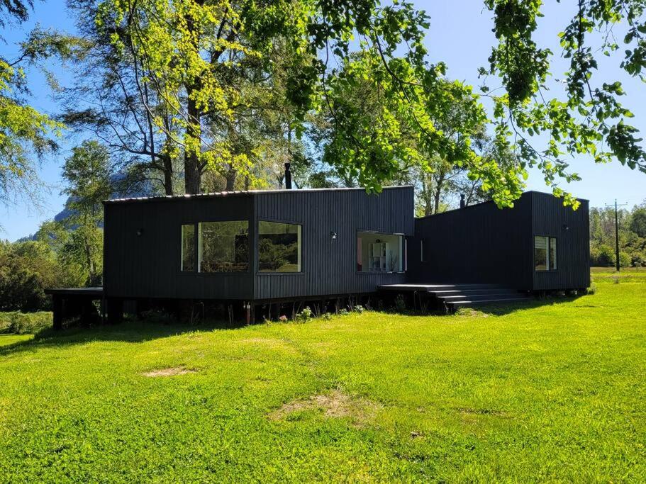 Casa de campo sobre el rio