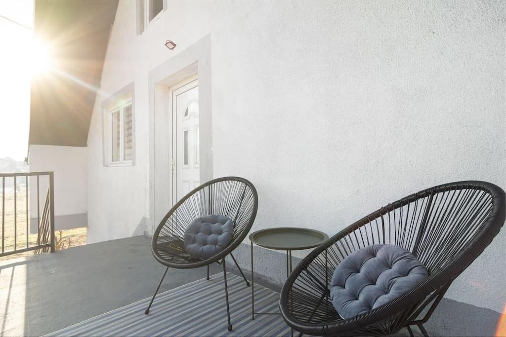 Bright&Cozy flat+balcony near Airport FREE Parking