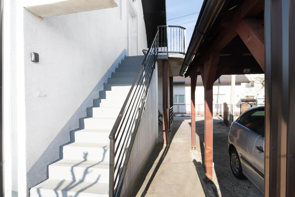 Bright&Cozy flat+balcony near Airport FREE Parking