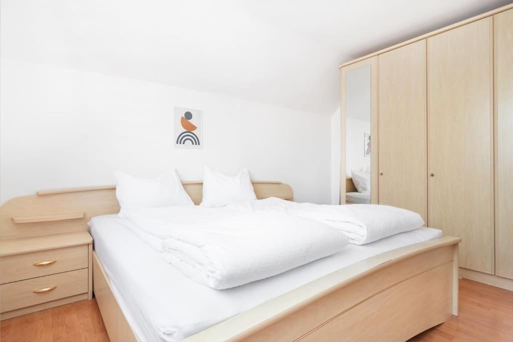 Bright&Cozy flat+balcony near Airport FREE Parking