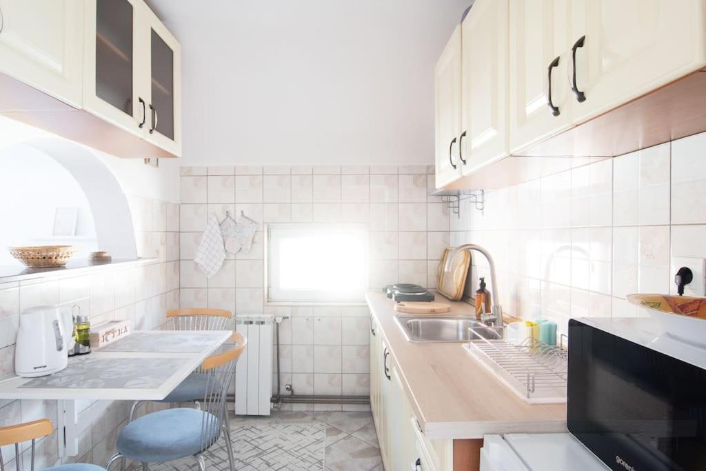 Bright&Cozy flat+balcony near Airport FREE Parking