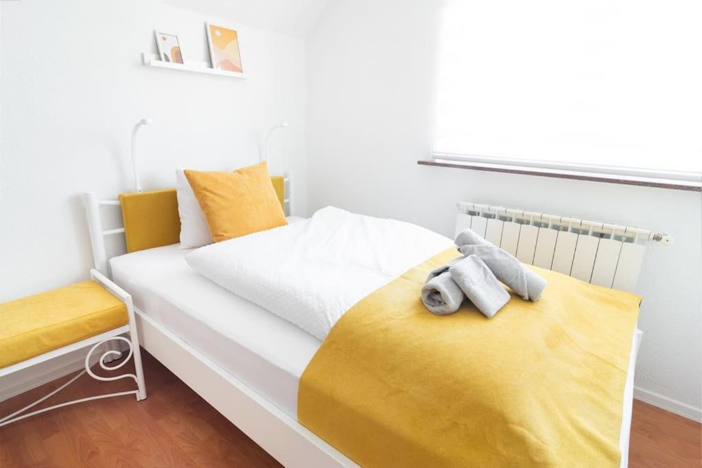 Bright&Cozy flat+balcony near Airport FREE Parking