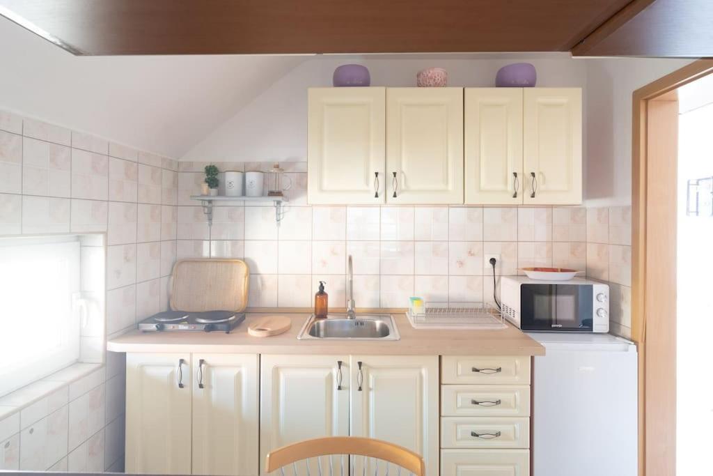 Bright&Cozy flat+balcony near Airport FREE Parking