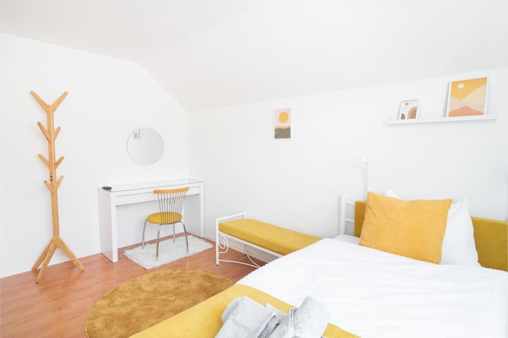 Bright&Cozy flat+balcony near Airport FREE Parking