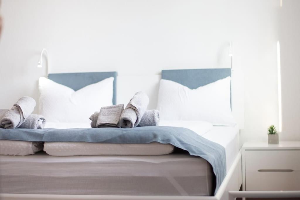 Bright&Cozy flat+balcony near Airport FREE Parking